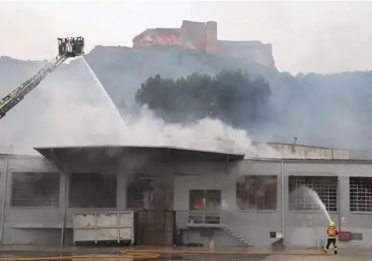 Un incendio calcina por completo la fábrica de calzados Chiruca de Arnedo